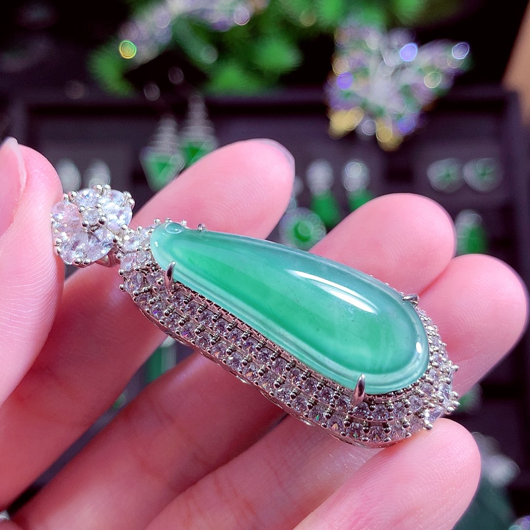 颈饰未镶嵌翡翠天然