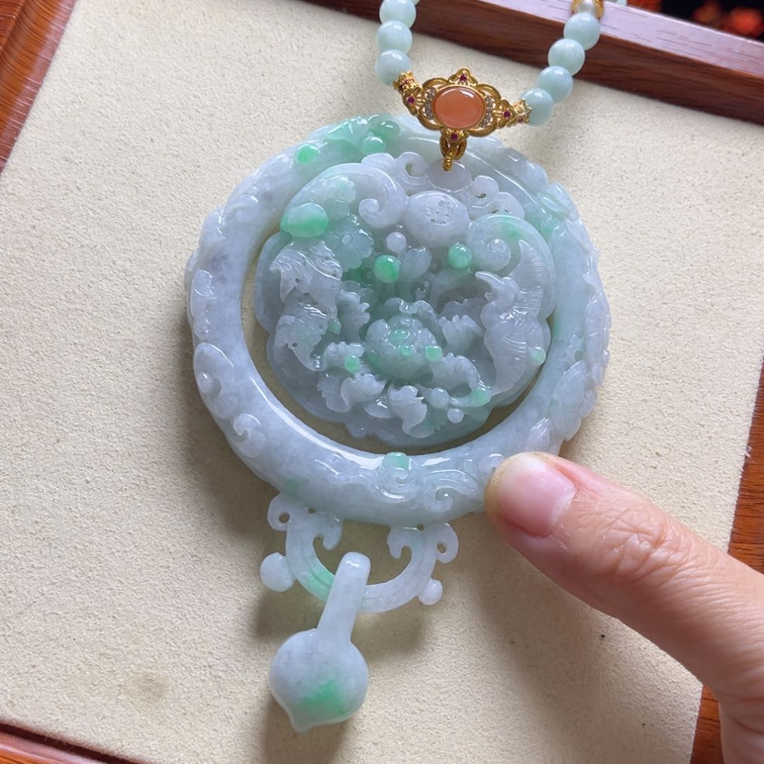 翡翠颈饰未镶嵌套装