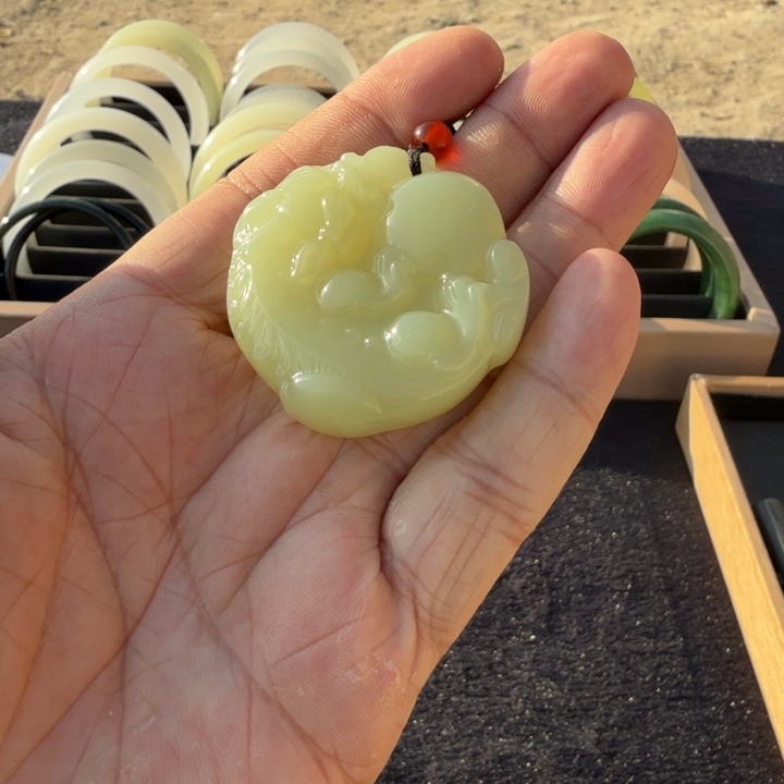 玉黄色圆形貔貅吊坠