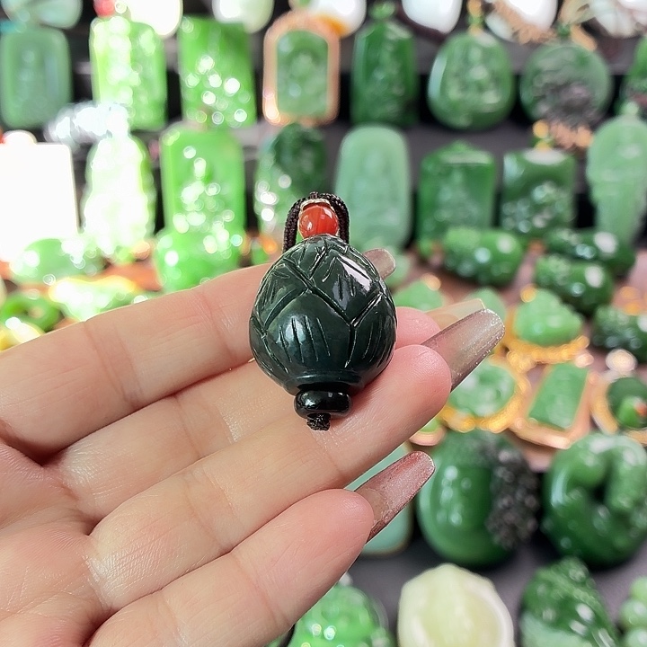 上***^和田玉未镶嵌挂件