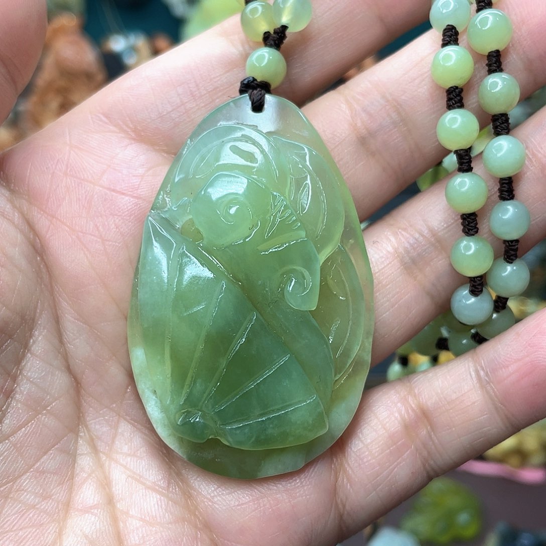 蛇纹石玉颈饰未镶嵌