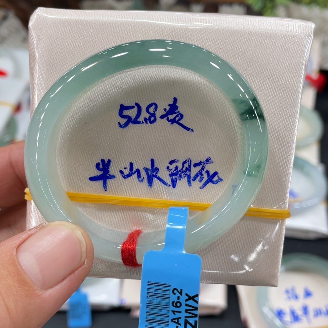 翡翠手镯未镶嵌翡翠