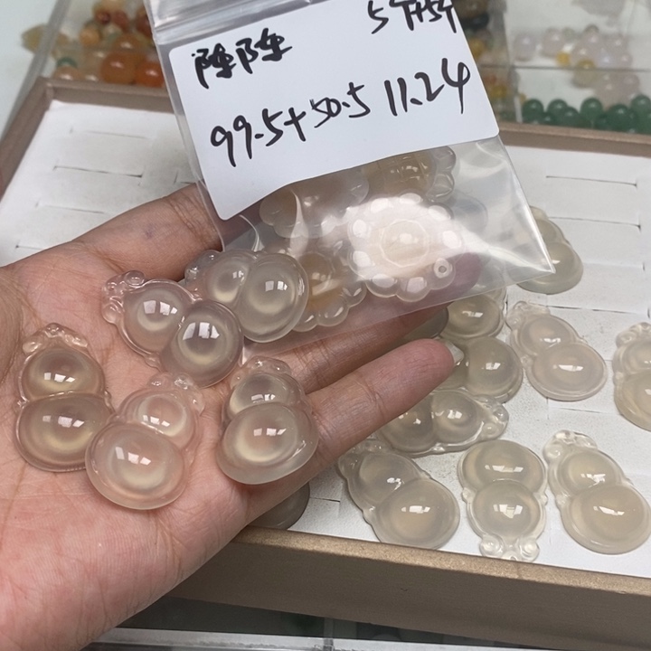 陈***陈玛瑙/玉髓未镶嵌颈饰