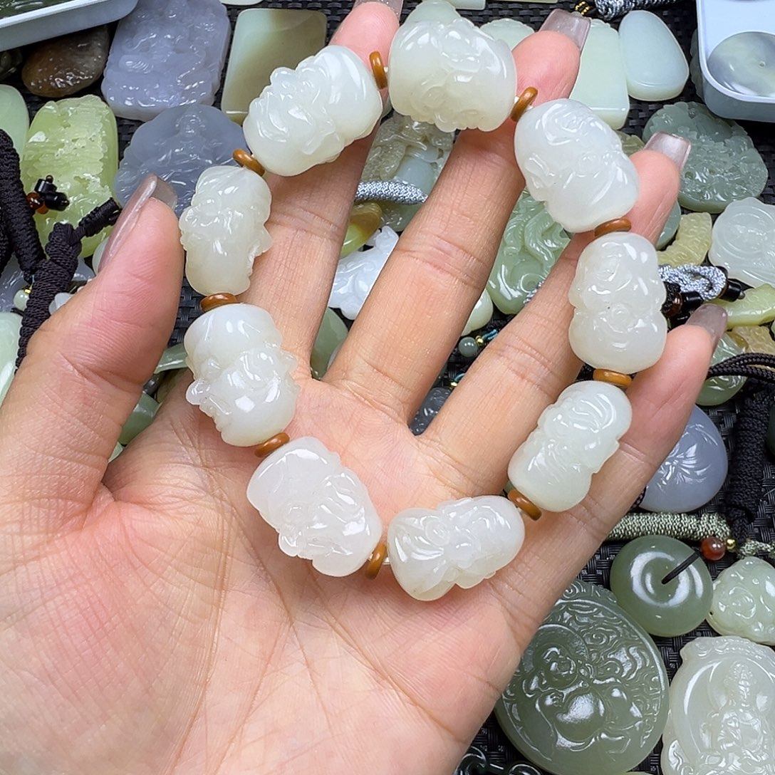 和田玉未镶嵌颈饰卡