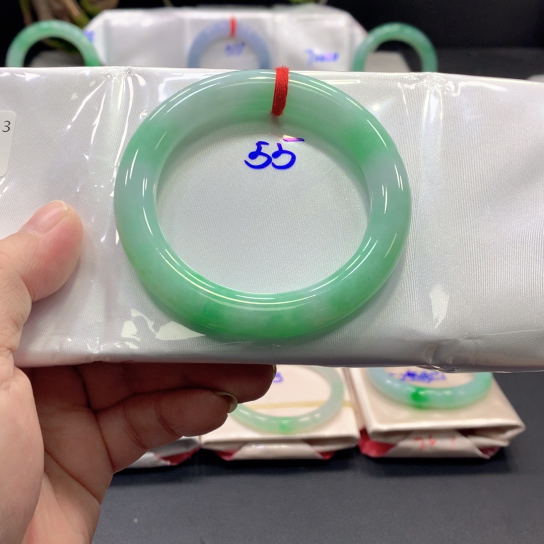 翡翠手镯未镶嵌55圈口