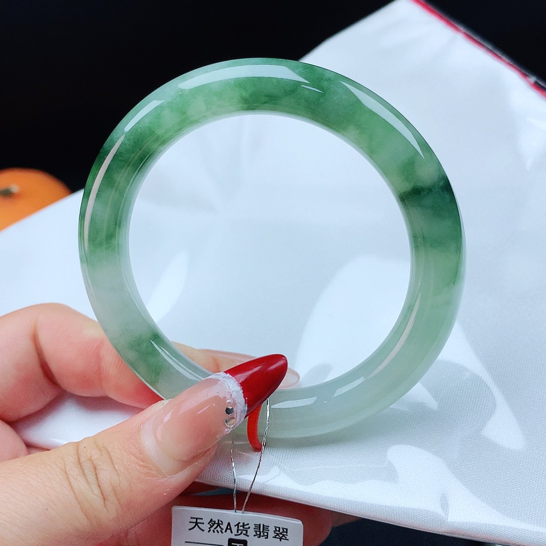 翡翠手镯未镶嵌53圈