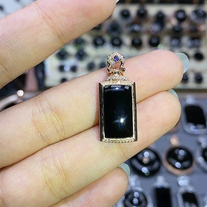 颈饰18K金镶嵌翡翠马鞍