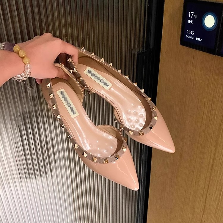 尖头侧空裸色平底单鞋女2025春夏新款浅口铆钉漆皮气质百搭单鞋