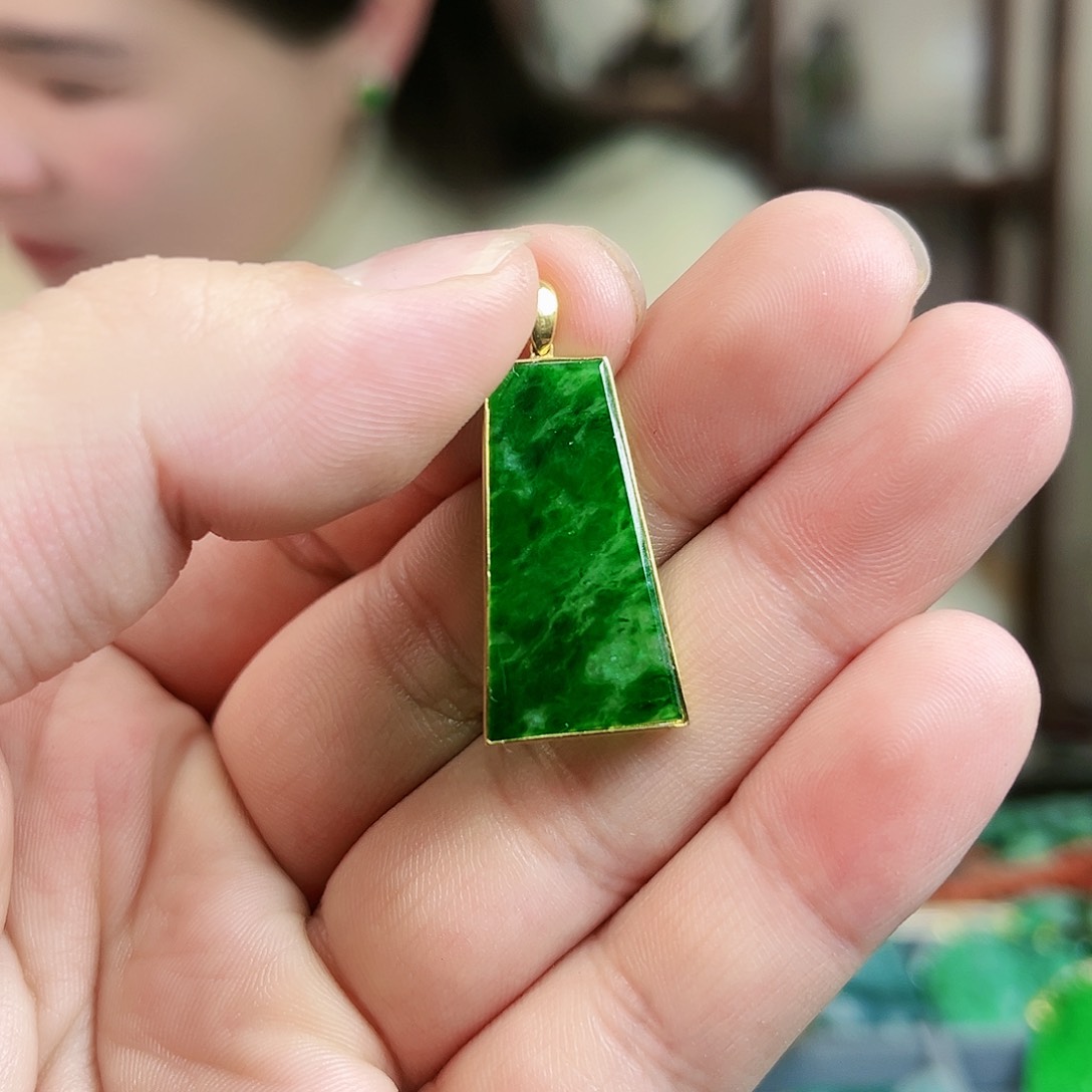 翡翠颈饰18K金镶嵌吊坠