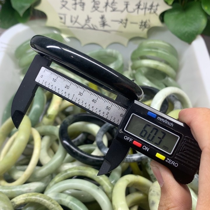 蛇纹石玉未镶嵌手镯暴***中90