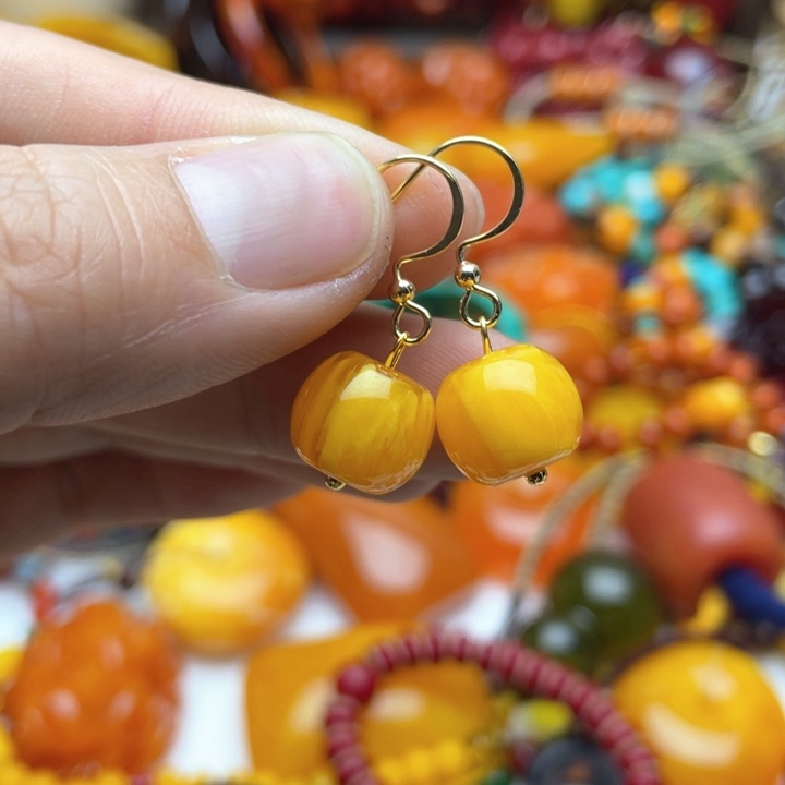 树脂制品86号黄色耳坠