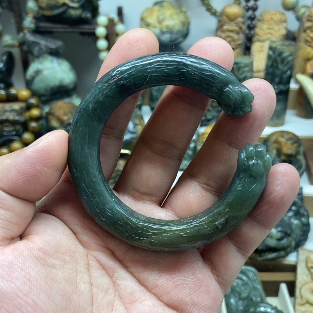 未镶嵌岫岩老玉（透闪石质玉）把件