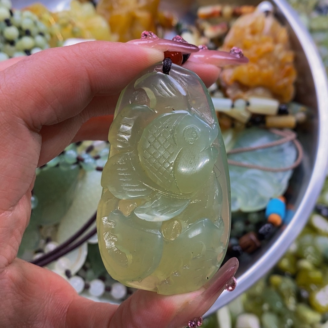 蛇纹石玉颈饰未镶嵌