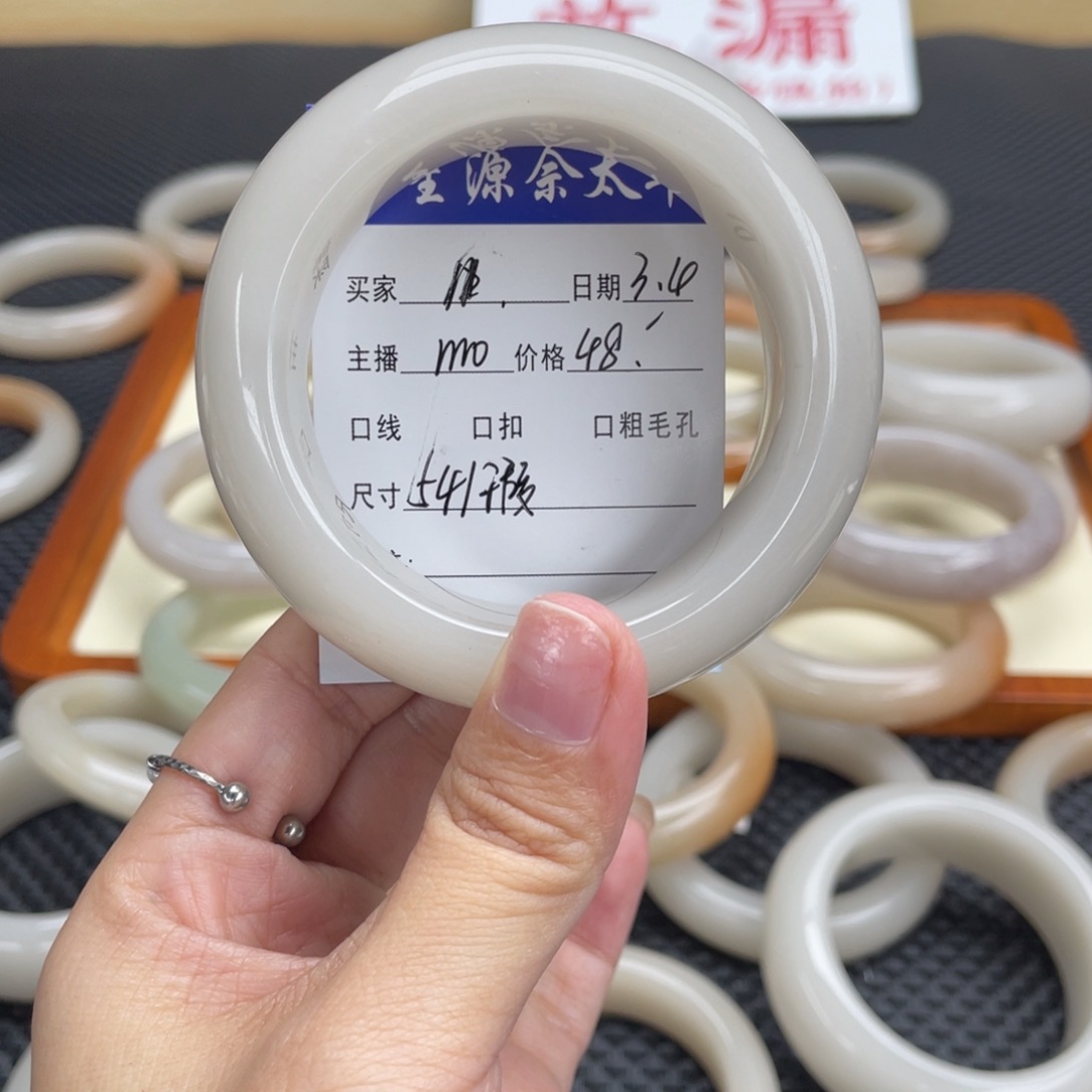 石英质玉手镯未镶嵌