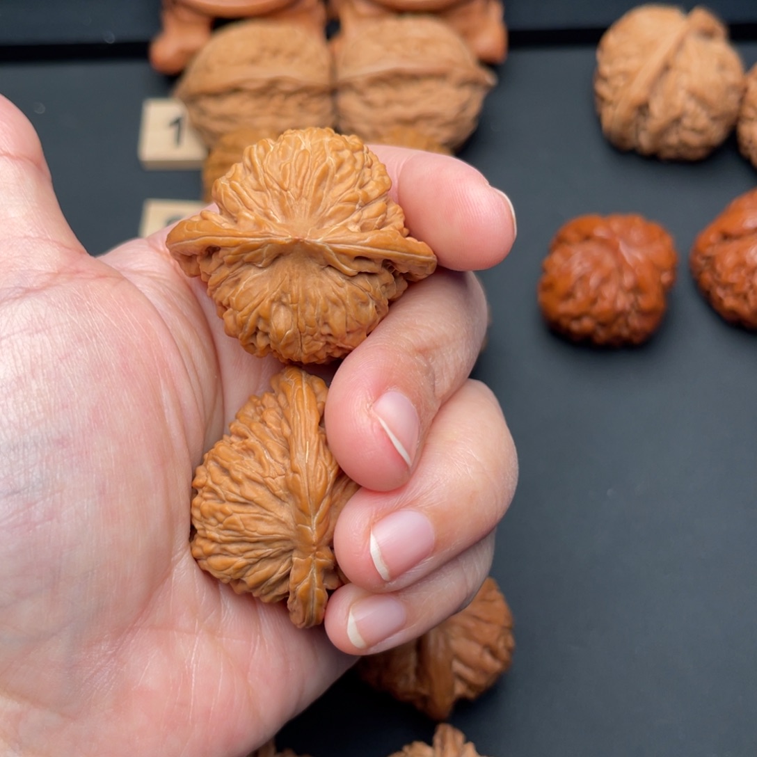 你***色桃核把件汗高楼24.011