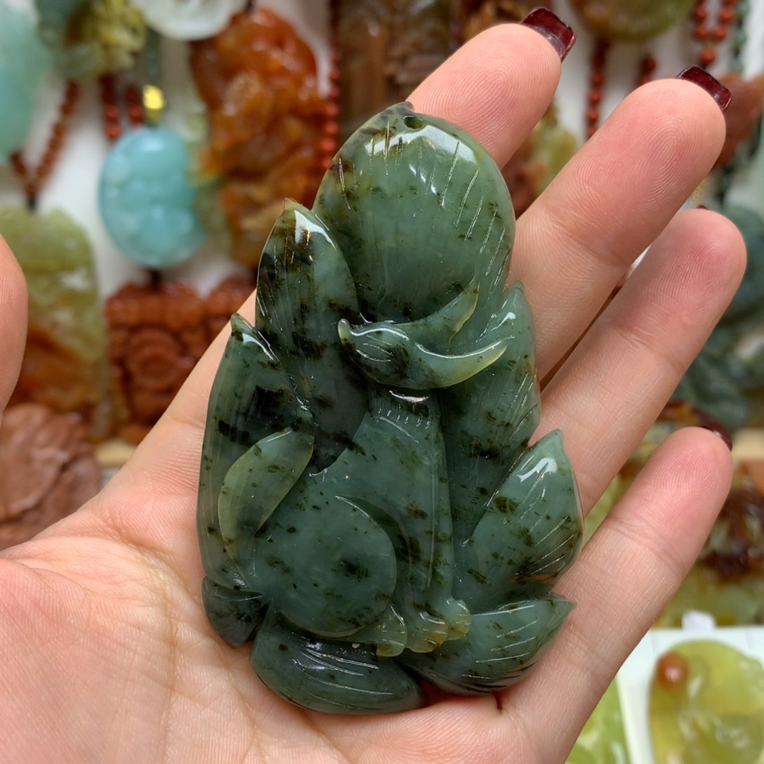 蛇纹石玉颈饰未镶嵌