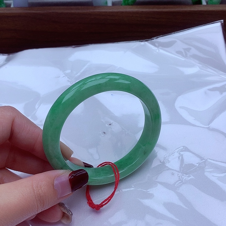 翡翠手镯未镶嵌翡翠