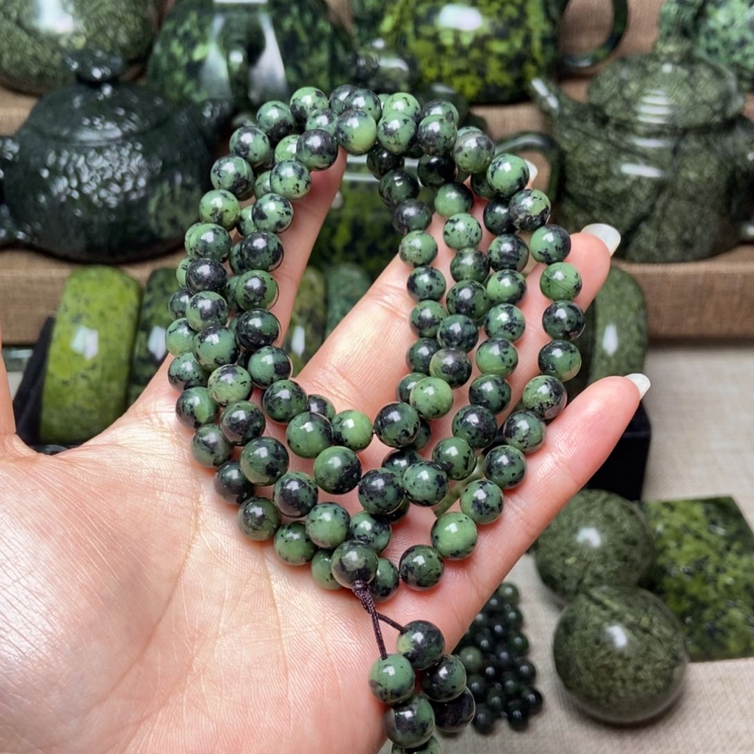 蛇纹石玉颈饰未镶嵌