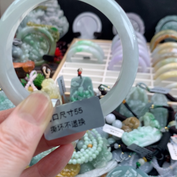 翡翠手镯未镶嵌吊坠