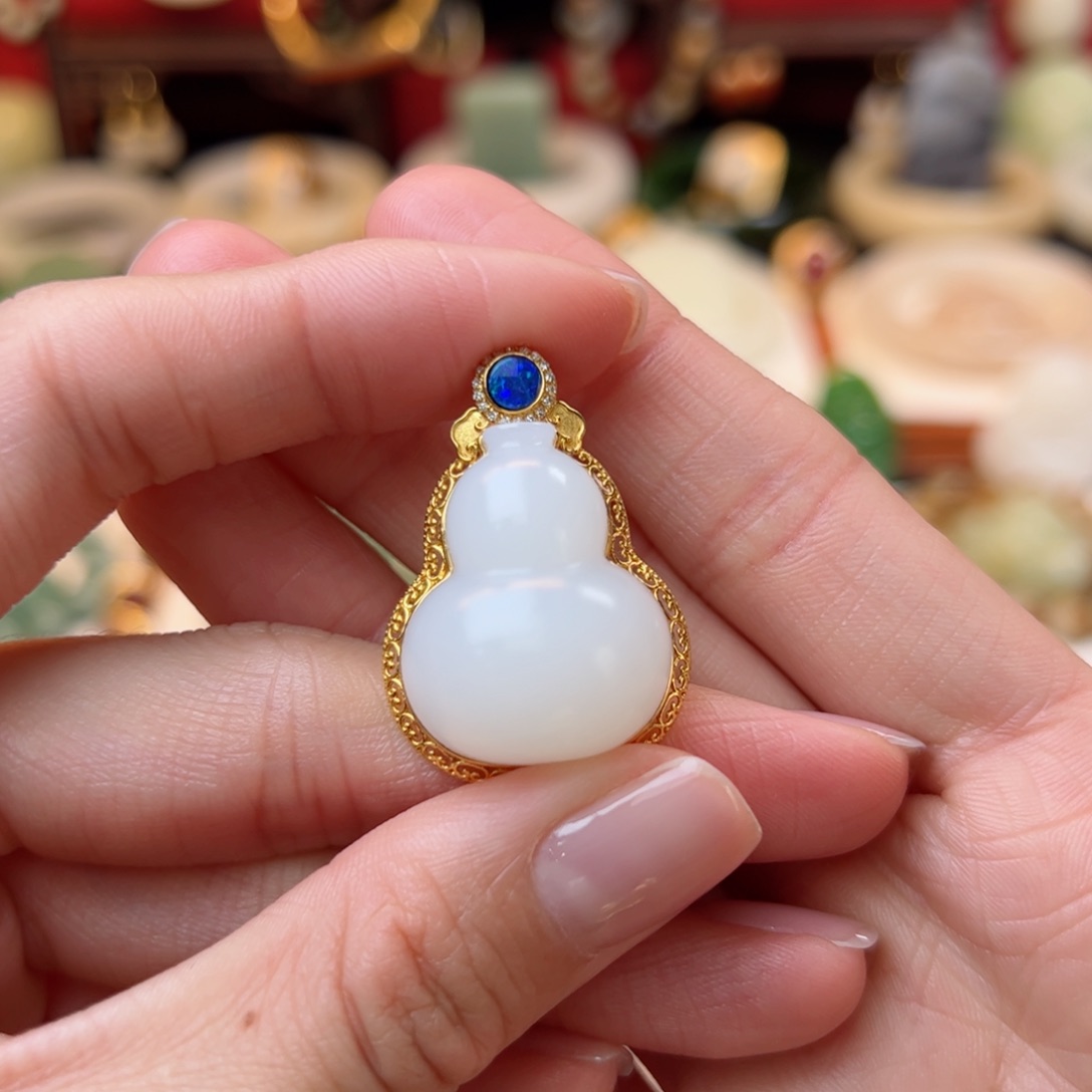 和田玉挂件18K金镶嵌