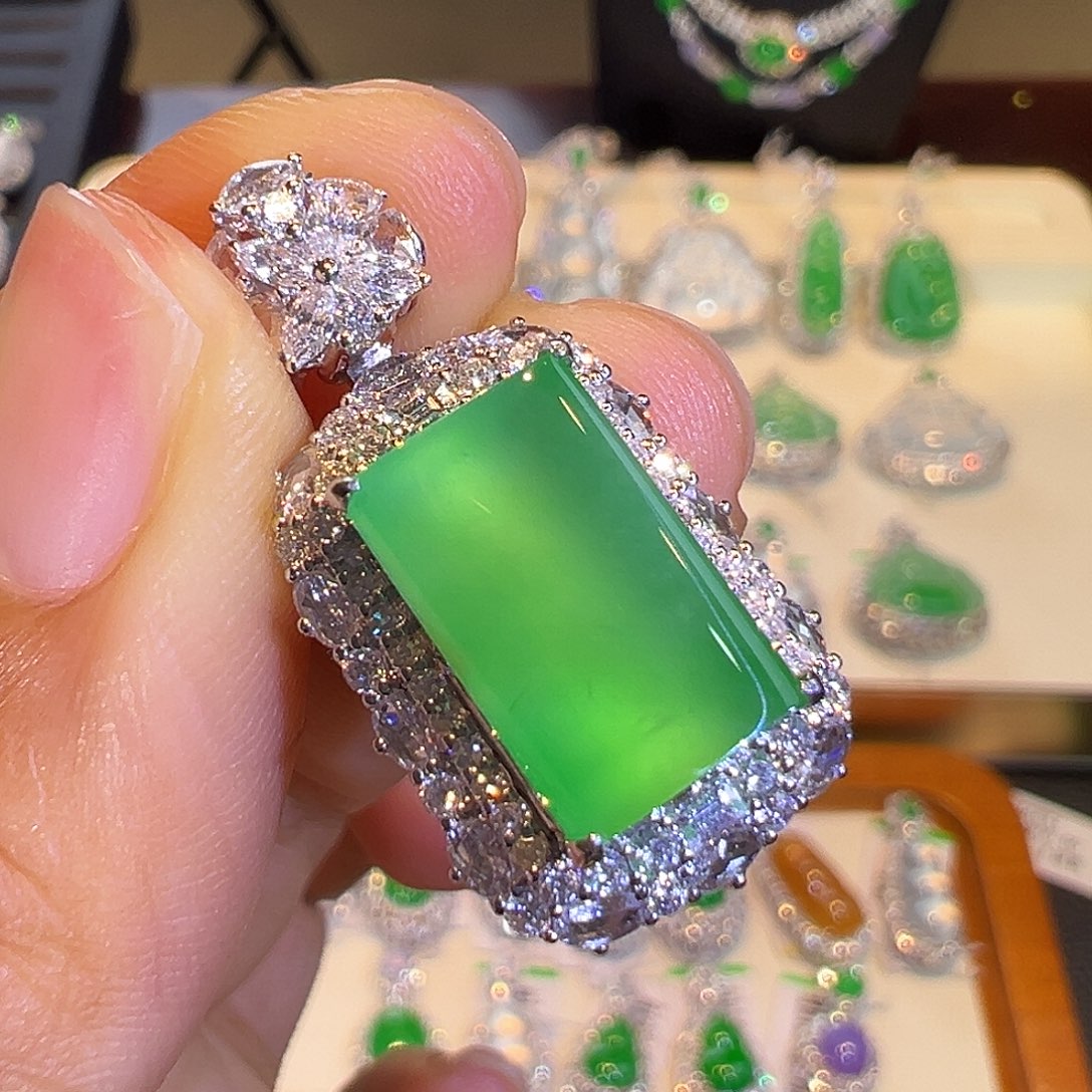 妈***亚翡翠18K金镶嵌颈饰