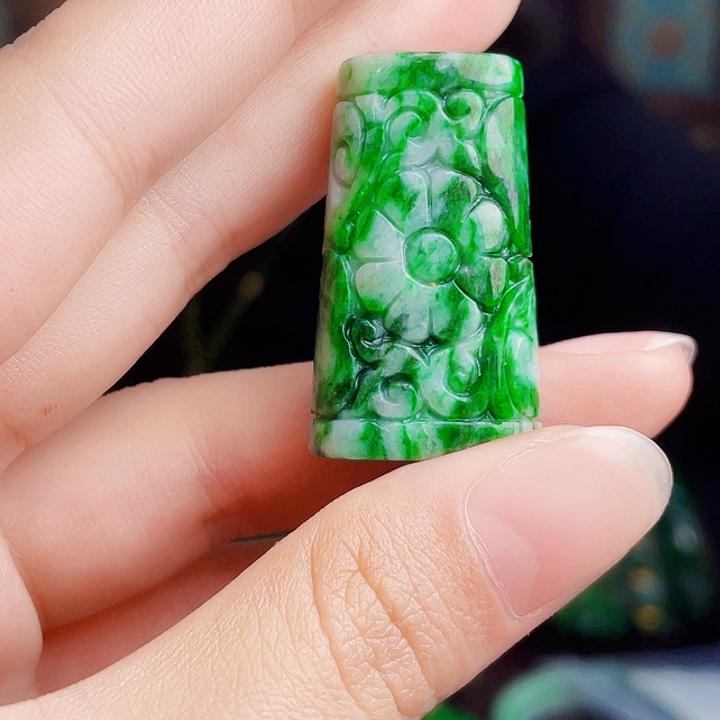 翡翠未镶嵌颈饰多样性