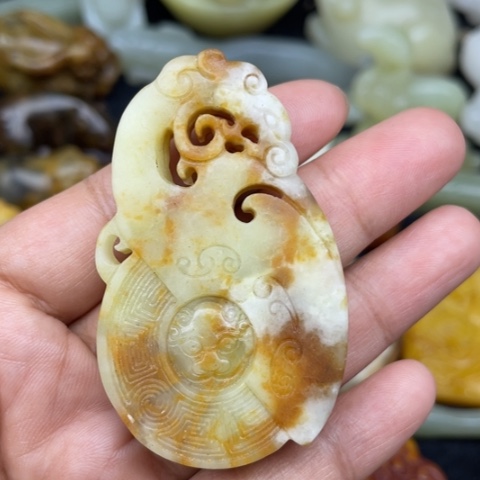 未镶嵌蛇纹石玉颈饰9