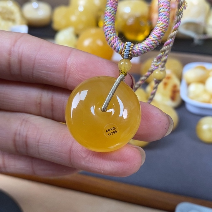 琥珀裸石未镶嵌平安扣