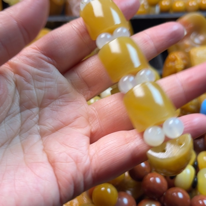 变***张石英质玉未镶嵌颈饰