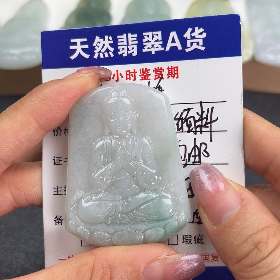 翡翠未镶嵌颈饰     