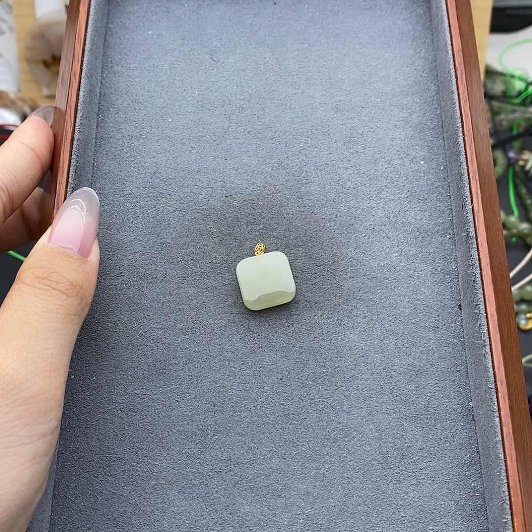 和田玉吊坠(不含链)18K金镶嵌