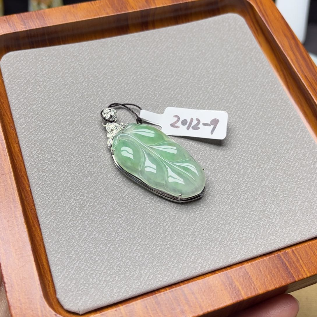 翡翠颈饰18K金镶嵌翡翠吊坠
