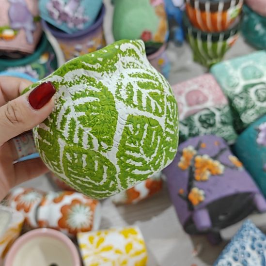 当场拍满15元发货不凑不发，花盆盆口不方不圆有针孔黑点是正常的，