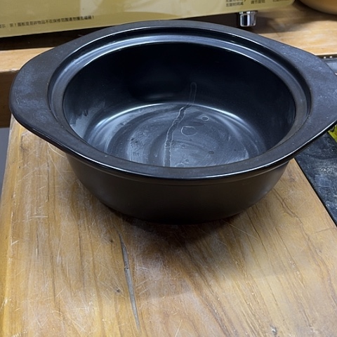 微瑕， 明火。口径约22厘米，高7dx无盖，1.5L