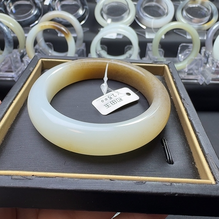 和田玉未镶嵌手镯