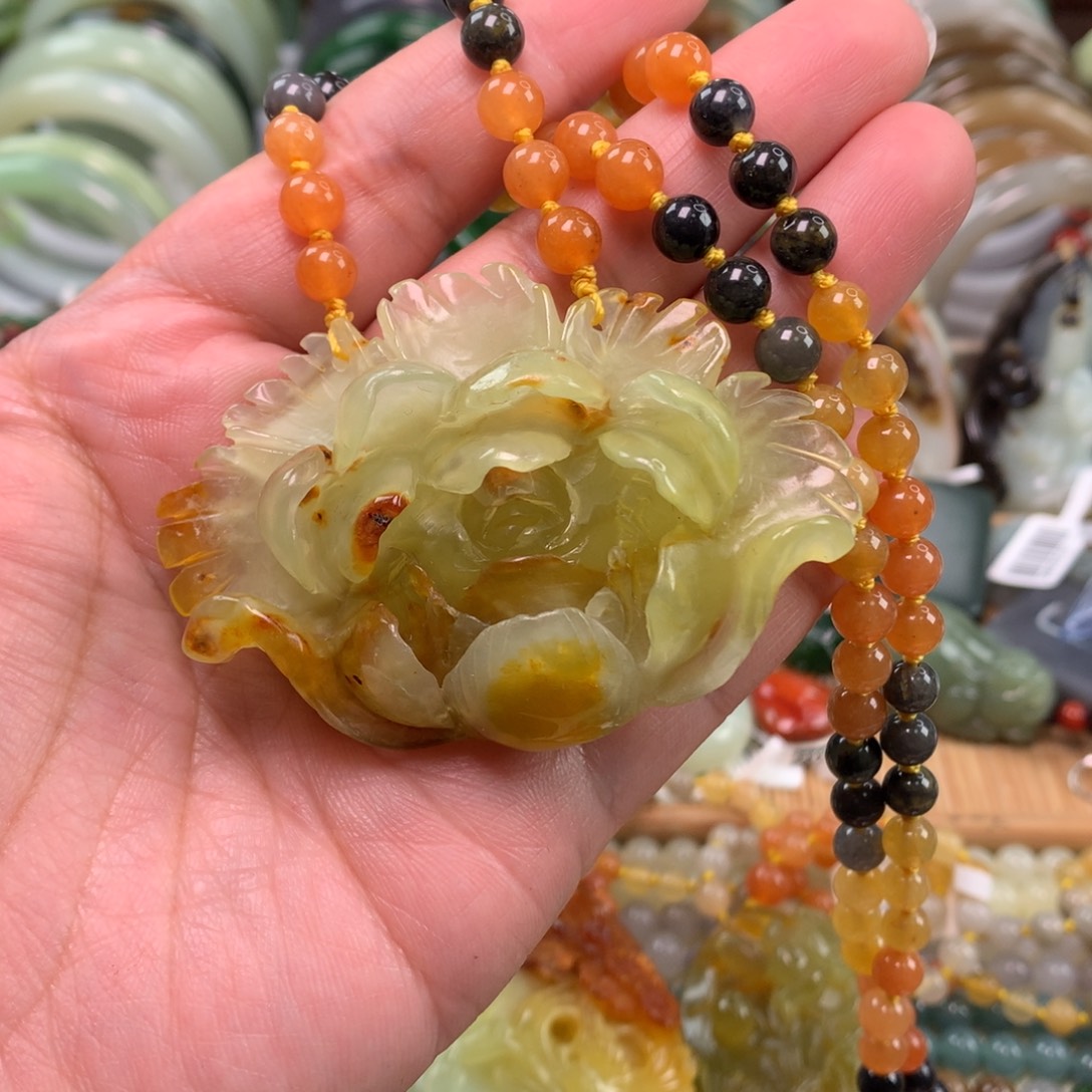 岫玉未镶嵌颈饰吊坠