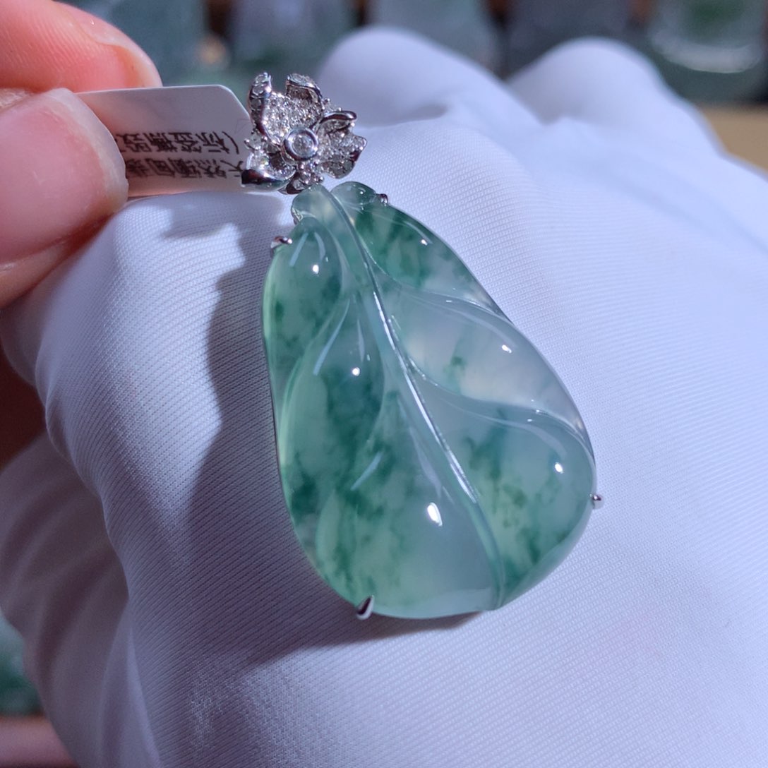 翡翠颈饰18K金镶嵌叶子