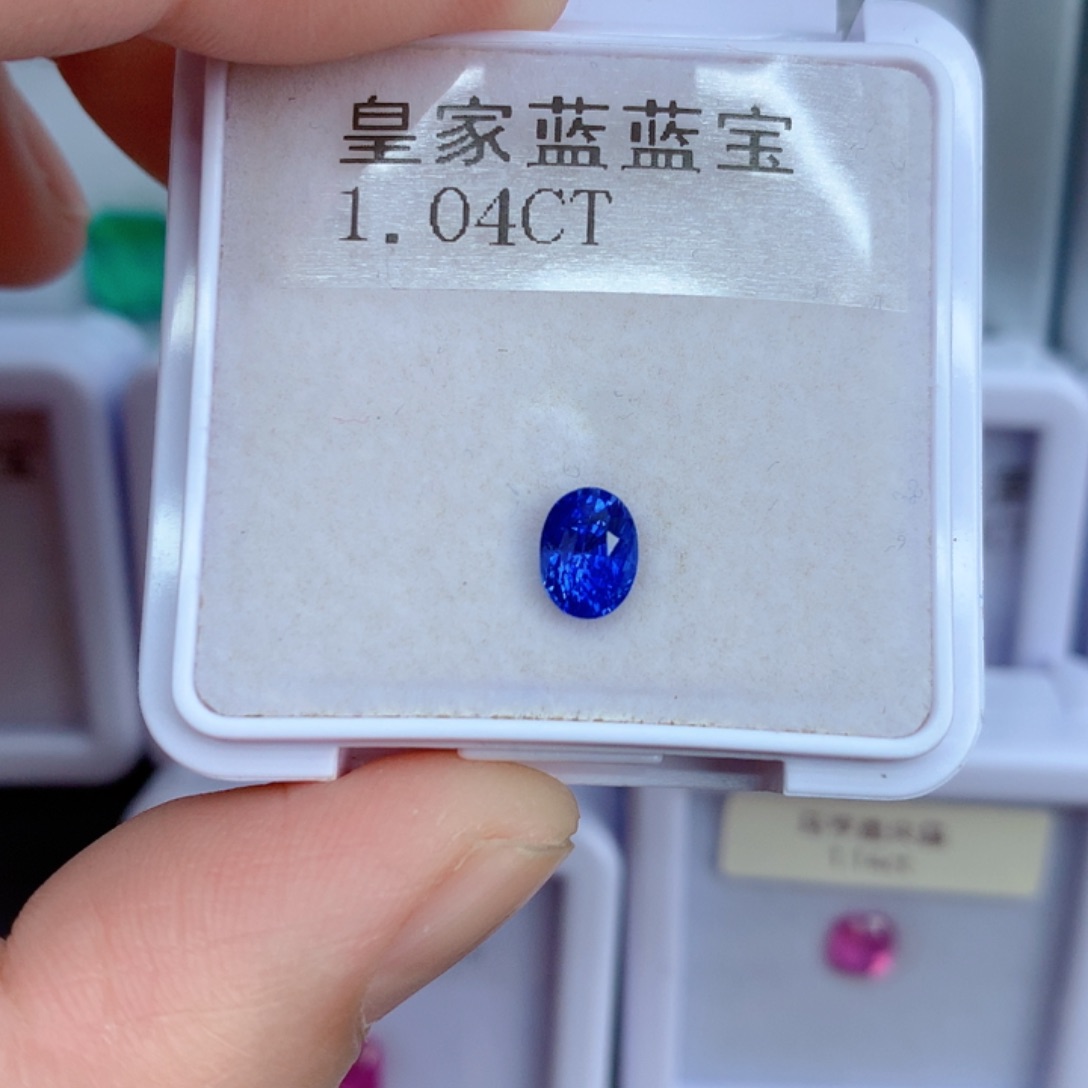 1.04克拉裸石蓝宝石未镶嵌