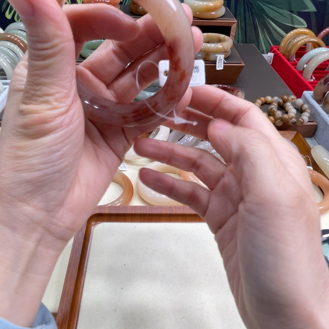 不***️石英岩玉未镶嵌手镯