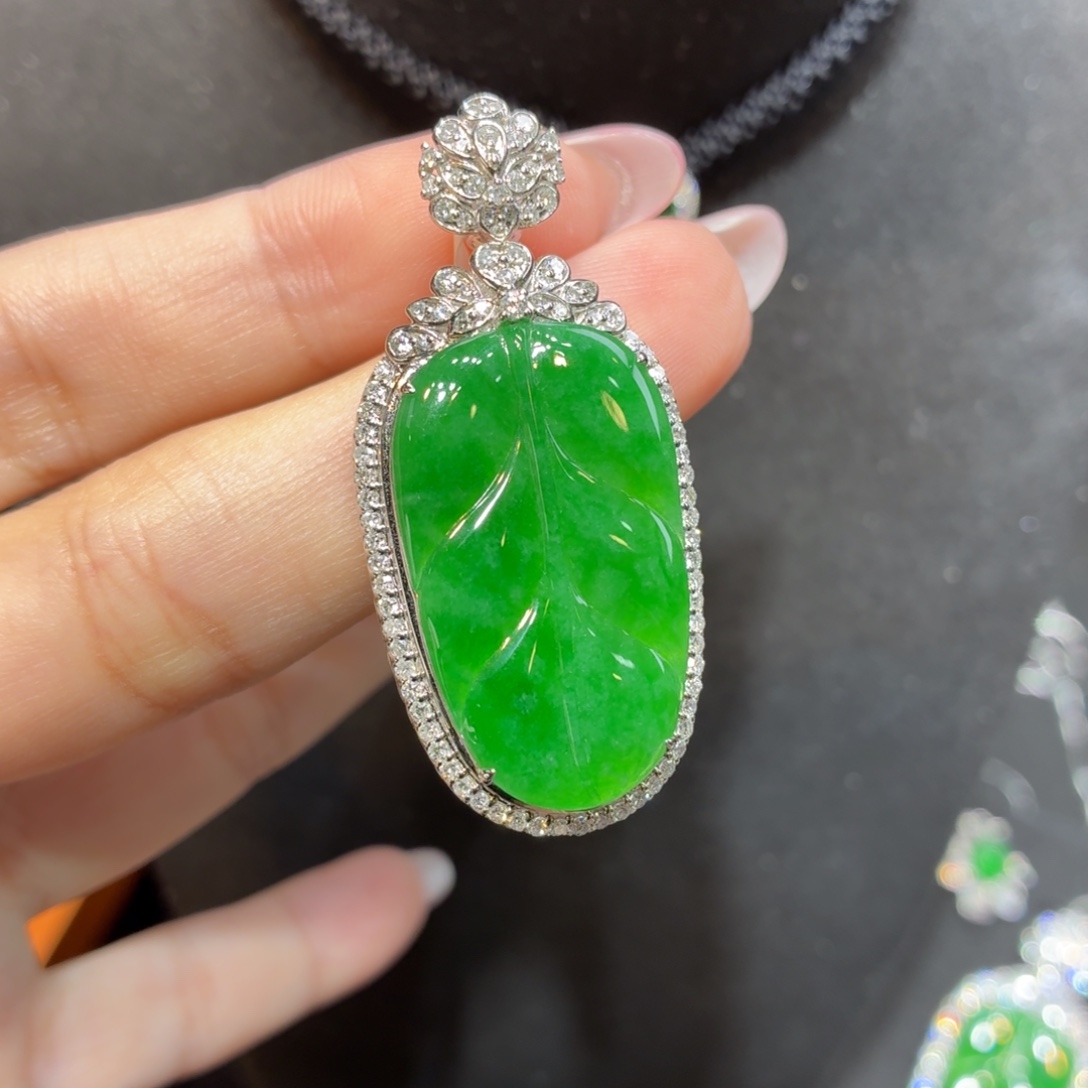 翡翠18K金镶嵌颈饰