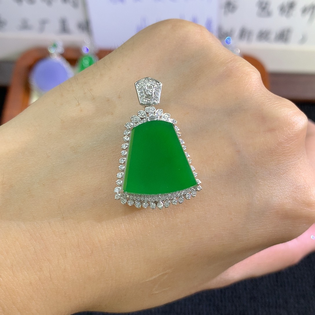 【闪购商品】吊坠(不含链)18K金镶嵌翡翠无事牌
