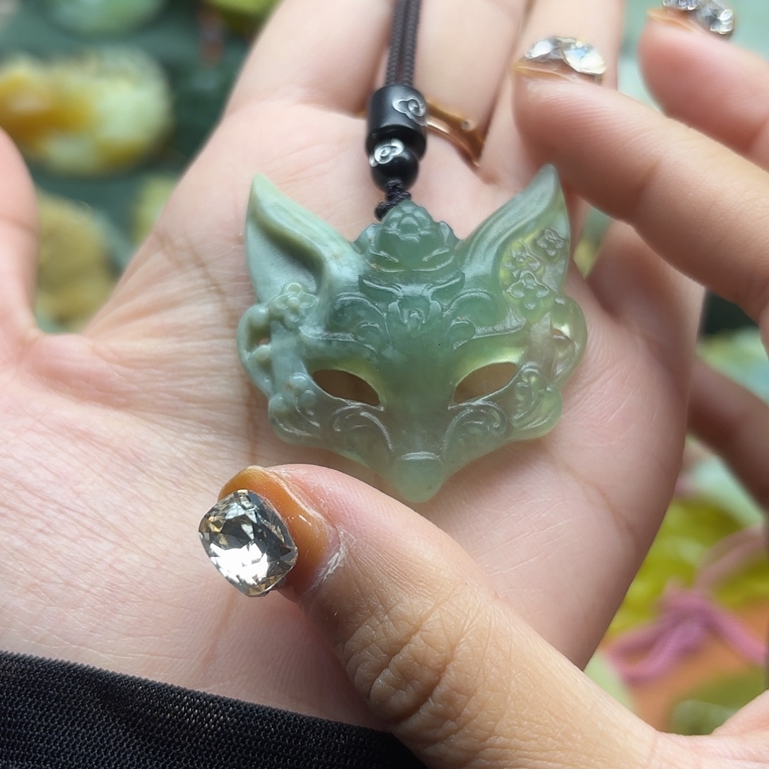 蛇纹石玉未镶嵌颈饰