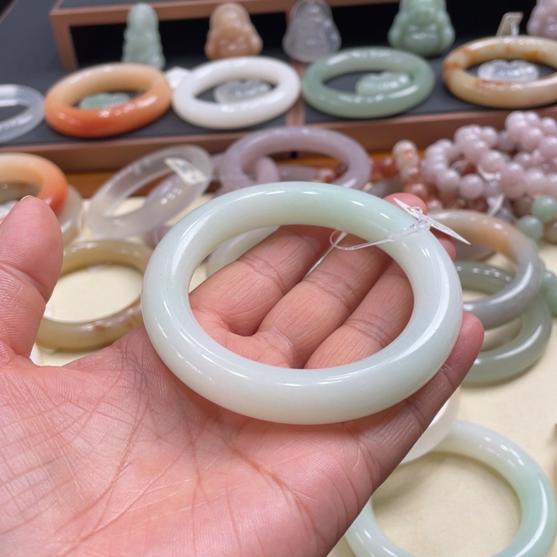 石英岩玉吊坠未镶嵌美*女