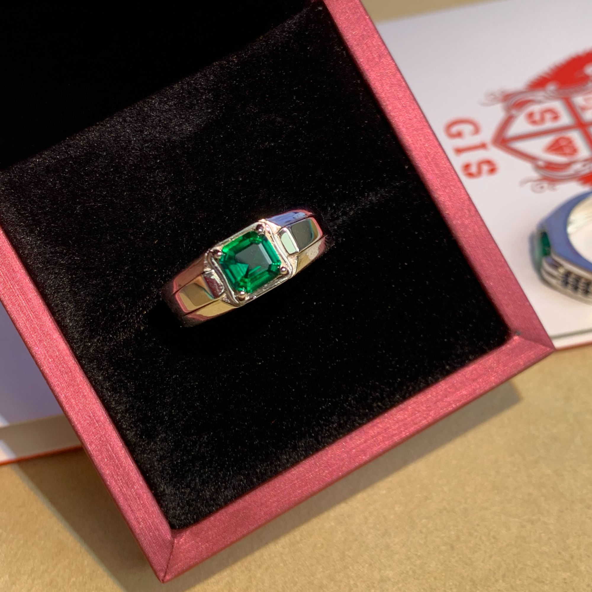 培育沃顿色祖母绿男戒