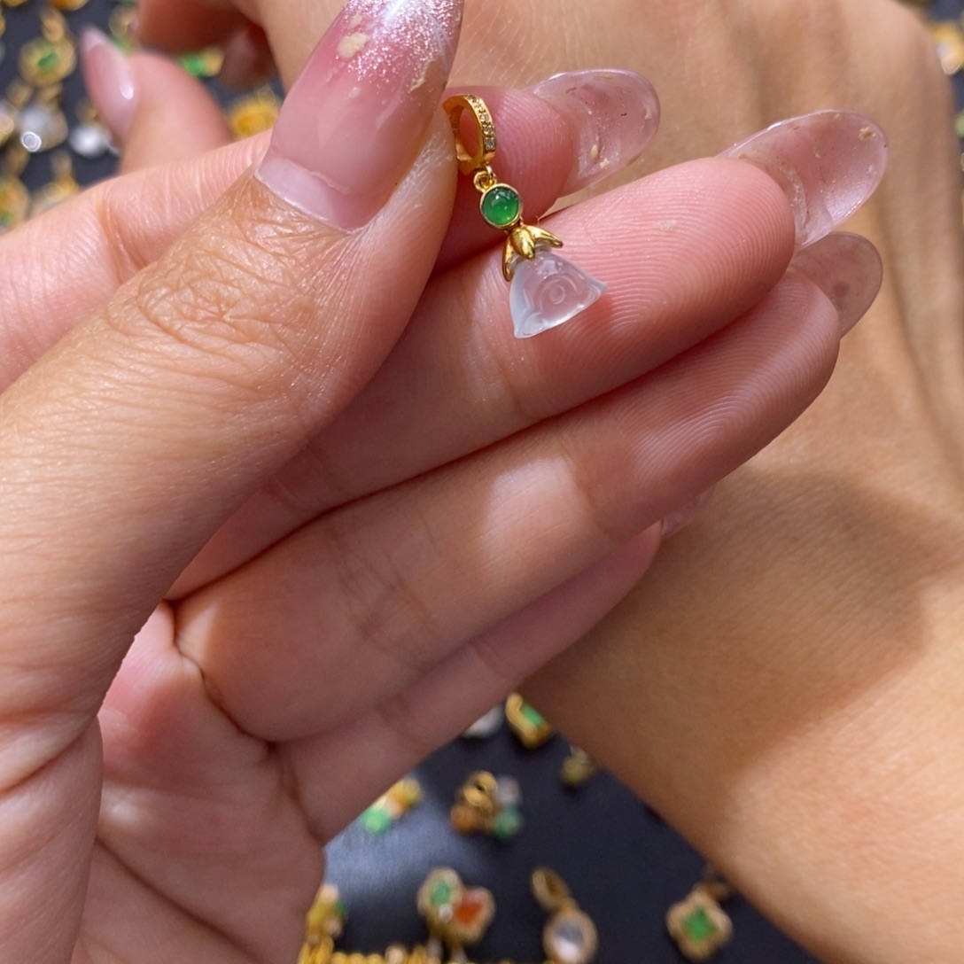 兮***酱翡翠18K金镶嵌颈饰