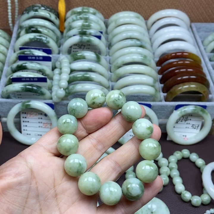 蛇纹石玉未镶嵌手镯