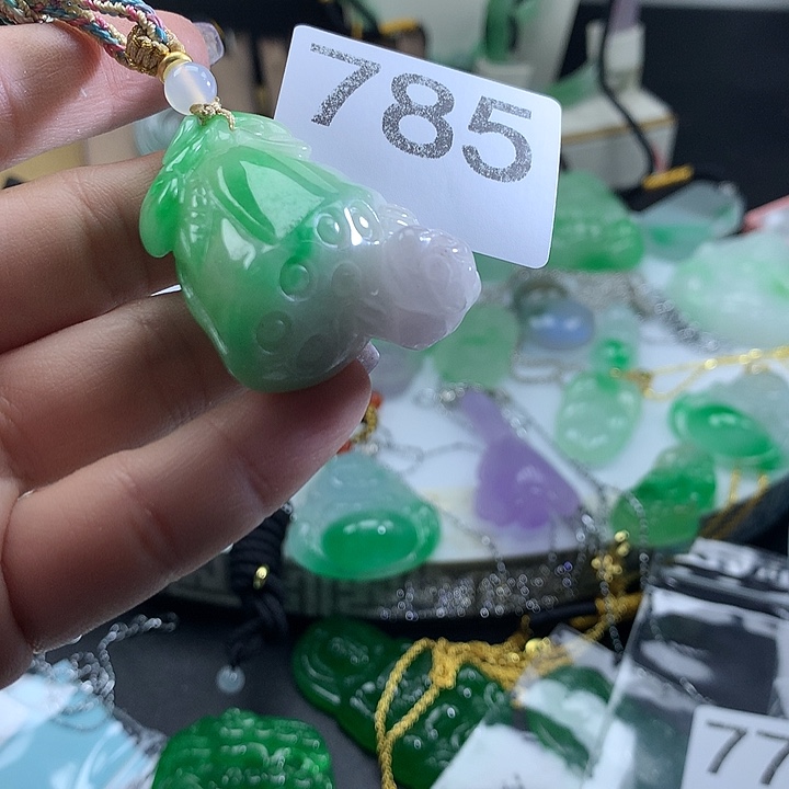 翡翠未镶嵌吊坠(赠链)