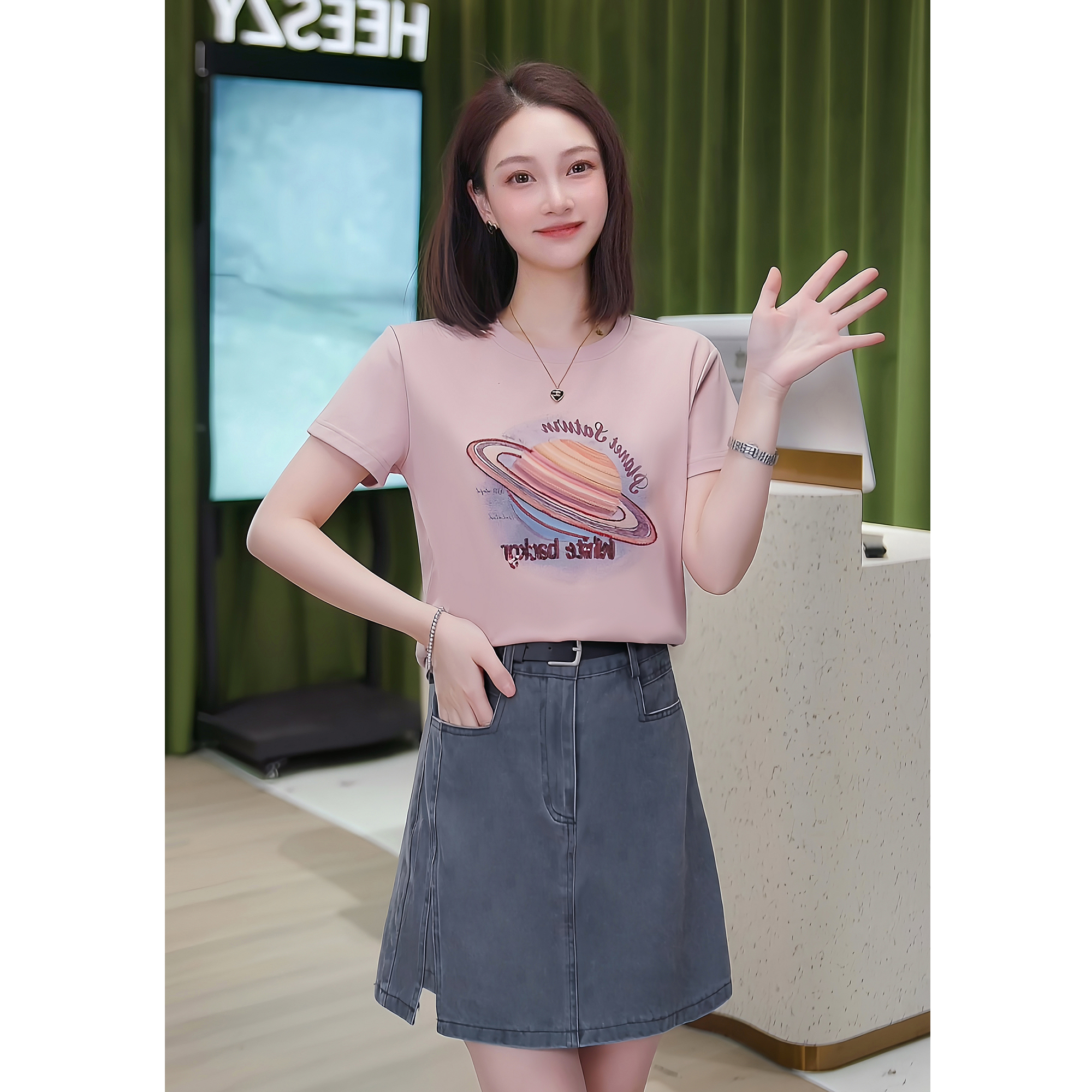 艾格2025年新款显瘦星球字母气质短袖T恤时尚休闲百搭春夏季修身