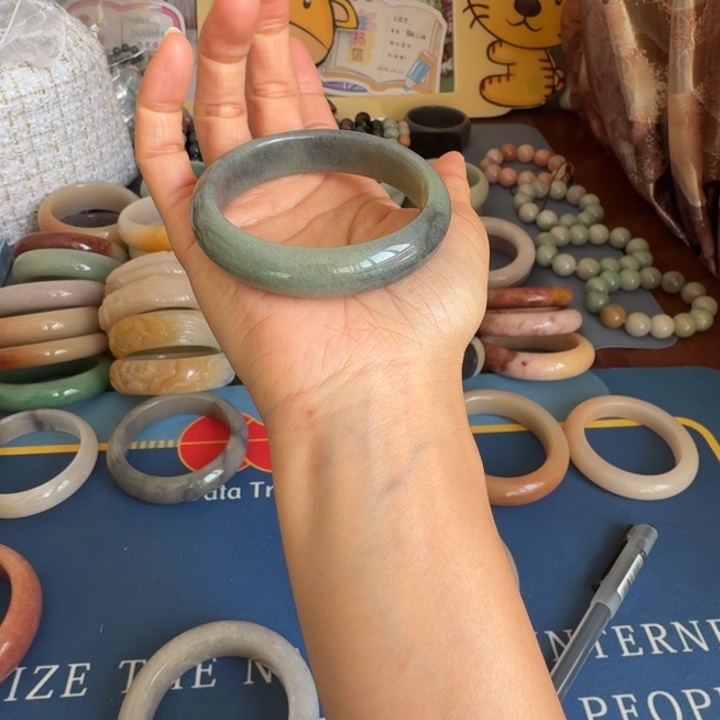 石英质玉未镶嵌手镯