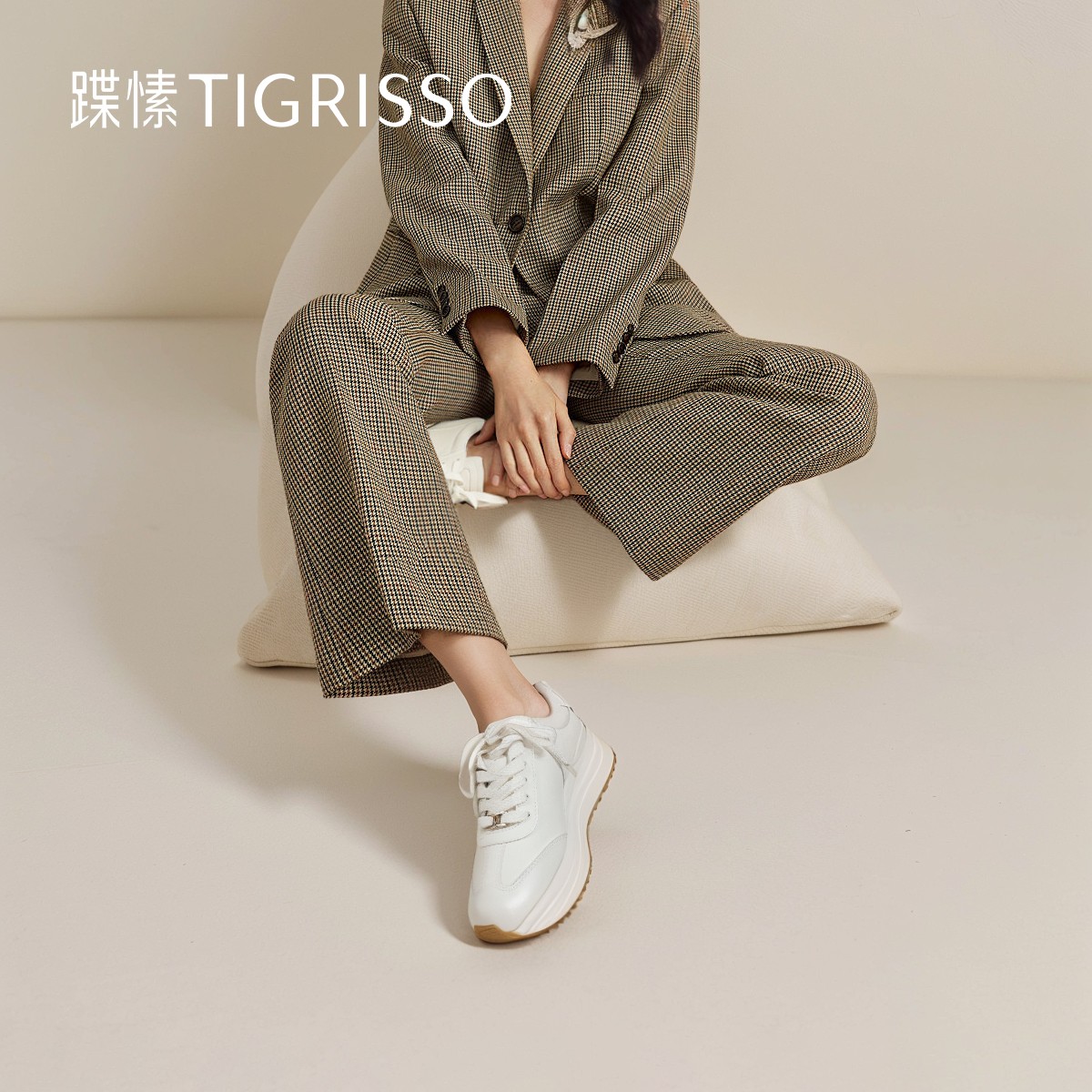 蹀愫春季新款厚底增高5.5长腿运动休闲鞋德训鞋女TA54152-55